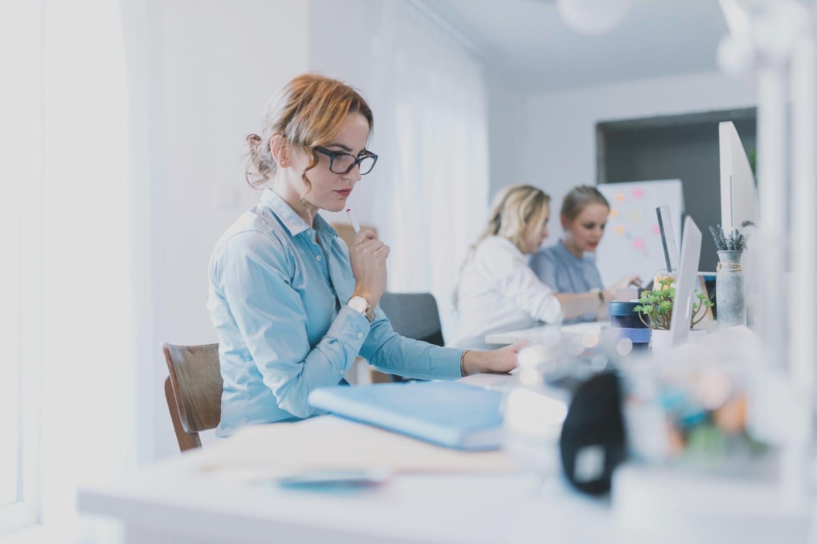 Equipo de trabajo colaborando en análisis financiero