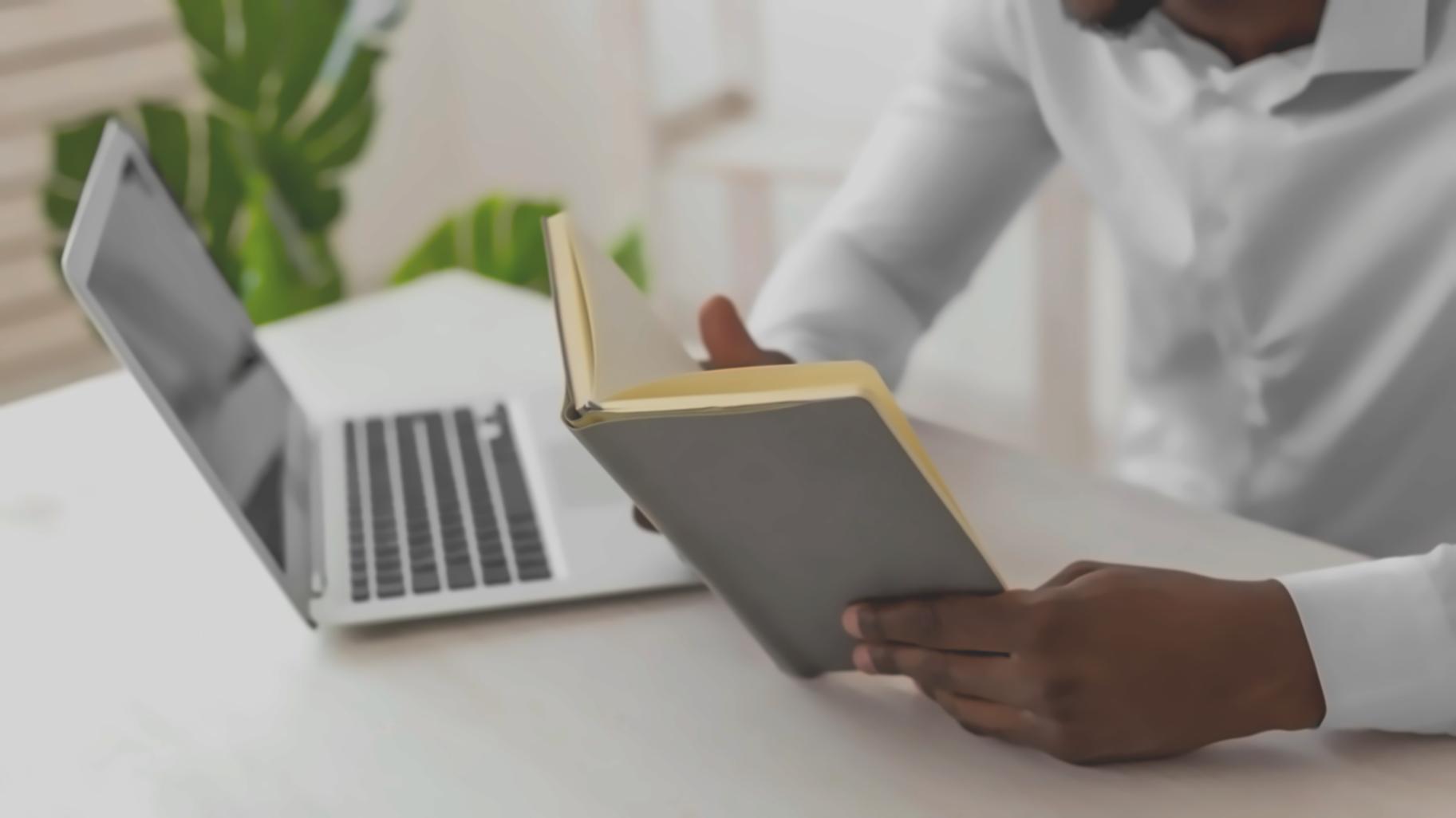Equipo de trabajo colaborando en análisis de datos financieros